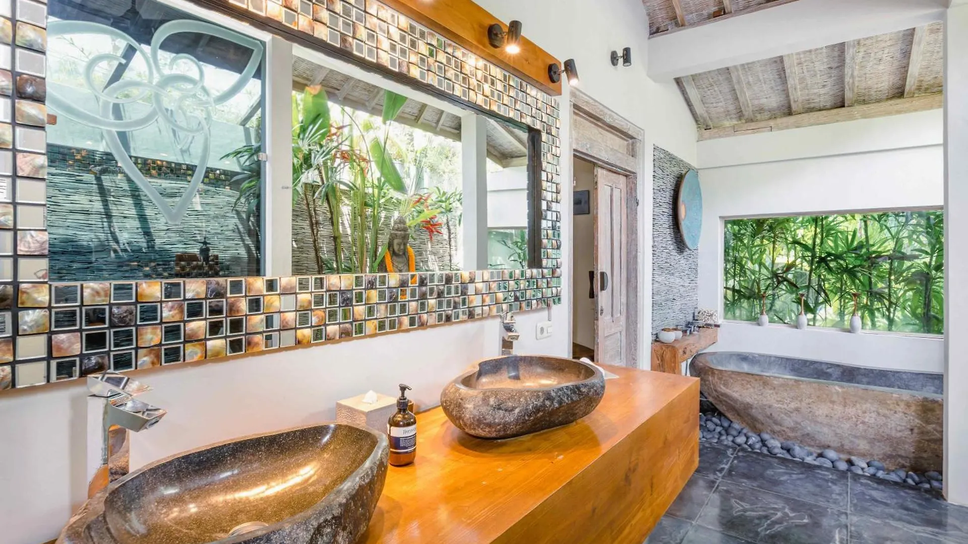 Villa Cinta Damai - Stunning & Stylish 4Br Luxury Villa In The Heart Of Seminyak, Just A 10-Min Walk To The Beach